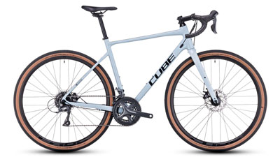 Cube Nuroad Gravel Bike i hvid med et blåligt skær.