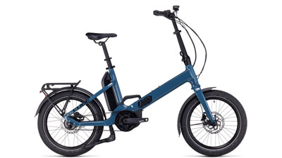 Her ses en blå Cube Fold Hybrid 500 elcykel.