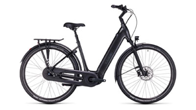 Her ses en sort Cube Supreme Hybrid Pro-elcykel med lavt stige-stel.