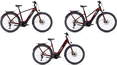 Der vises tre mørkerøde Cube Touring Hybrid ONE-elcykler, henholdsvis med en diamantramme, en trapezramme og en lavstigningsramme.