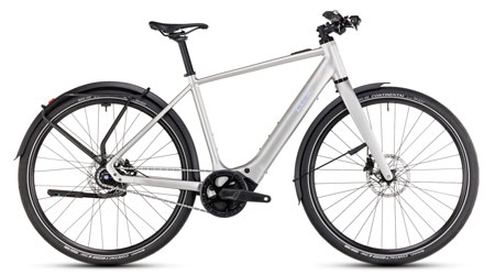 Her ses en sølvfarvet Cube Editor Hybrid Pro-elcykel.