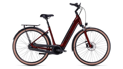 Her ses en mørkerød Cube Supreme Hybrid Pro-elcykel med lavt stige-stel.