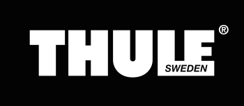 Man kan se Thule-brandets logo med hvid skrift i klare, fede store bogstaver placeret på en sort rektangel. Under skriften står der med små hvide bogstaver »Sweden«.