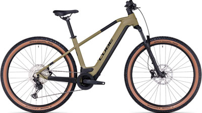 Her ses en brun Cube Reaction Hybrid-elcykel.