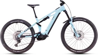 Her ses en lyseblå Cube Stereo Hybrid ONE77 HPC Race e-cykel.