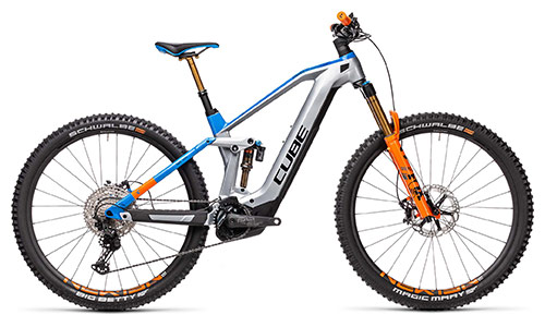 Her ses en grå Cube Stereo Hybrid 140 HPC-mountainbike med blå og orange detaljer
