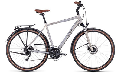 Cube Touring-trekkingcykel med diamantstel i sølv.