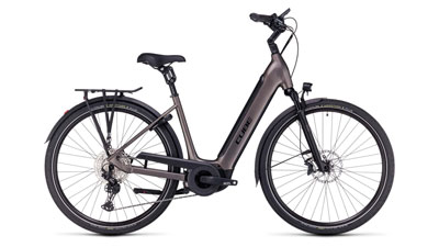 Her ses en brun Cube Supreme Hybrid EXC-elcykel med lavt stige-stel.