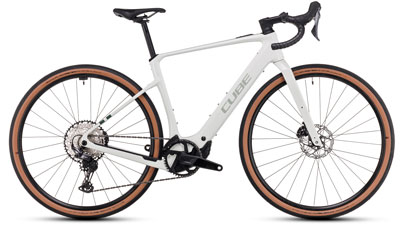 Her ses en hvid Cube Nuroad Hybrid Race e-cykel.