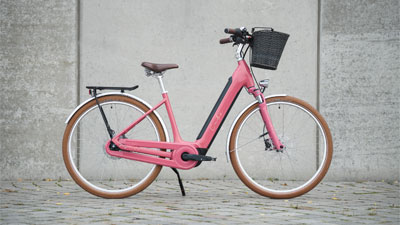 Her ses en lyserød Cube Ella Hybrid-elcykel.