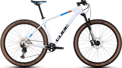 Cube Reaction C:62 Pro hardtail-mountainbike i hvid med blå og orange detaljer.