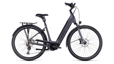 Her ses en grå Cube Supreme Hybrid EXC-elcykel med lavt stige-stel.