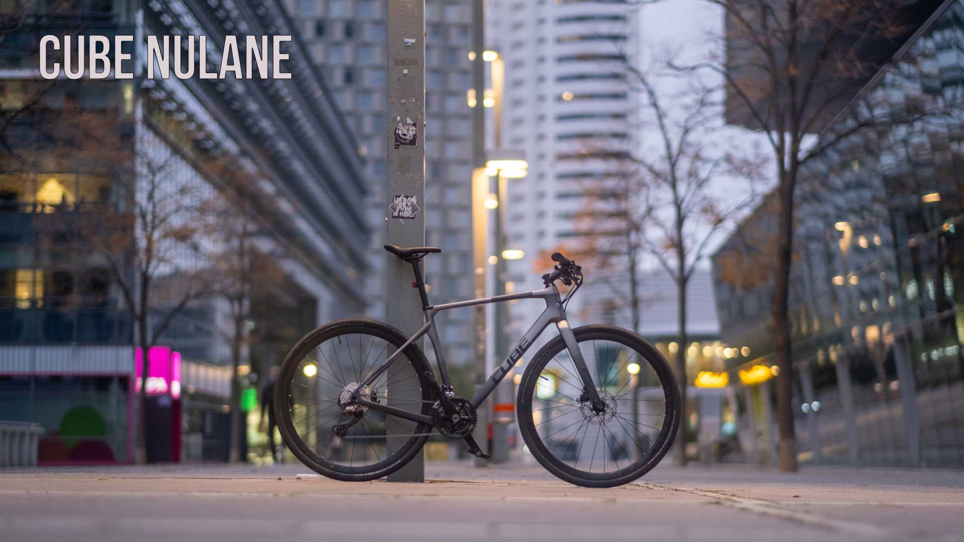 Et banner med påskriften »Cube Nulane«. En Cube Nulane-motionscykel står op ad en søjle i byens centrum.
