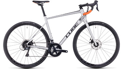 Cube Attain Pro racercykel i sølv med orange dropbar-håndtag.