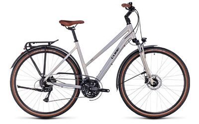 Cube Touring-trekkingcykel med trapezramme i sølv.