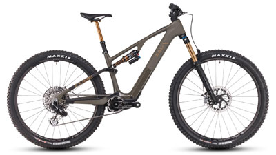 Her ses en brun Cube AMS Hybrid-cykel med gyldne støddæmpere.