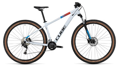 Cube Aim SLX hardtail-mountainbike i hvid med røde og turkise detaljer.