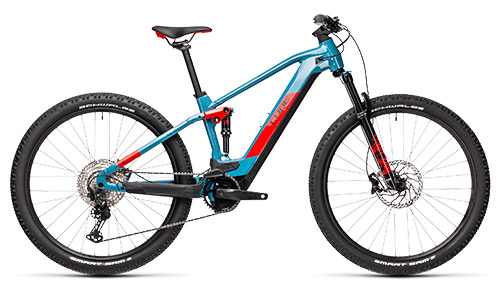 Her ses en blå Cube Stereo Hybrid 120 Race-cykel med røde detaljer