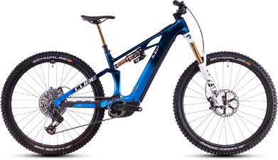Her ses en blå Cube Stereo Hybrid ONE44 HPC AT e-cykel med hvide detaljer.