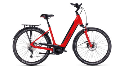 Her ses en rød Cube Supreme Hybrid EXC e-cykel med lavt stige-stel.