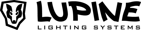 Man kan se Lupine-brandets logo med sort skrift i klare, fede store bogstaver, til venstre for det et stiliseret sort skjold-symbol med et ulve- eller hundehoved i.