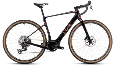 Her ses en mørkerød Cube Nuroad Hybrid SLT e-cykel.