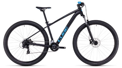 Cube Aim hardtail-mountainbike i mørkeblå med lyseblåt Cube-logo og lyseblå håndtag.