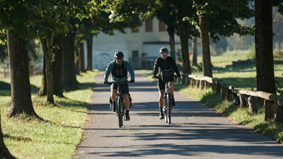 Et par cykler ned ad en allé.