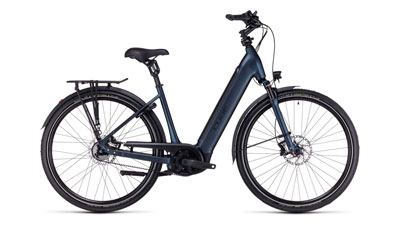 Her ses en mørkeblå Cube Supreme Hybrid EXC e-cykel med lavt stige-stel.