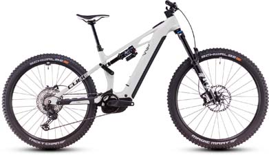 Her ses en hvid Cube Stereo Hybrid ONE77 HPC Race e-cykel.