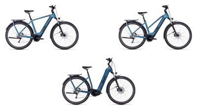 Her ses tre blå Cube Kathmandu Hybrid-elcykler, henholdsvis med en diamantramme, en trapezramme og en lavstigeramme.