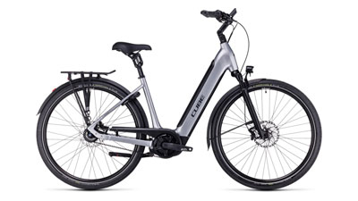 Her ses en sølvfarvet Cube Supreme Hybrid EXC e-cykel med lavt stige-stel.