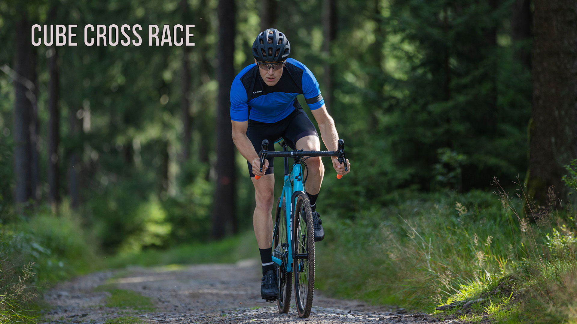 En mand cykler gennem skoven på en Cube Cross Race-cykel.