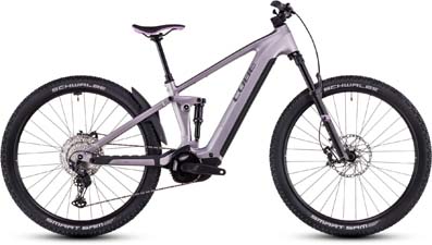 Her ses en sølvfarvet Cube Stereo Hybrid ONE22 SLX e-cykel.
