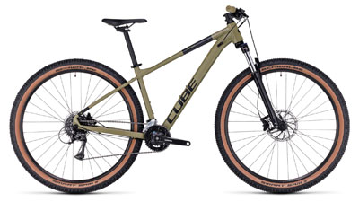 Cube Aim Race hardtail-mountainbike i skinnende olivengrøn.