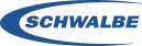 Man kan se Schwalbe-brandets logo med blå bogstaver i klare, fede versaler, placeret i en hvid ellipse med en dynamisk blå bue over og under bogstaverne.
