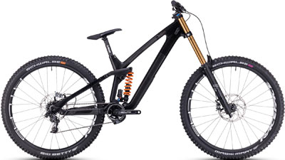 Cube TWO15 HPC SLT 29-tommer mountainbike i sort med guldfarvet støddæmper.