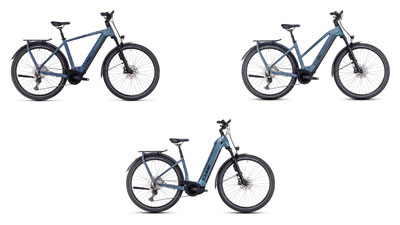 Her ses tre blå Cube Kathmandu Hybrid-elcykler, henholdsvis med en diamantramme, en trapezramme og en lavstigeramme.