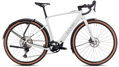 Her ses en hvid Cube Nuroad Hybrid Race FE e-cykel.