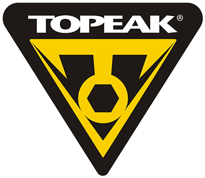 Man kan se Topeak-brandets logo med hvid skrift i klare, fede store bogstaver placeret over en nedadgående gul trekant med sort kant. Inde i trekanten er der et stiliseret gult »T«-symbol.