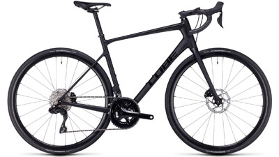 Cube Attain GTC SLX racercykel i sort.