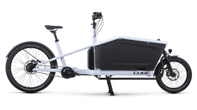 Her ses en hvid Cube Cargo Hybride 500 ladcykel.