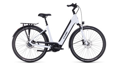 Her ses en hvid Cube Supreme Hybrid EXC-elcykel med lavt stige-stel.