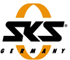 Man kan se logoet for mærket SKS med sort skrift i klare, fede store bogstaver på en orange baggrund med hvid kant.